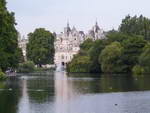 London  Abendessen und Spaziergang St James Park Park Lake im Hintergrund die Horse Guards Parade (GB).